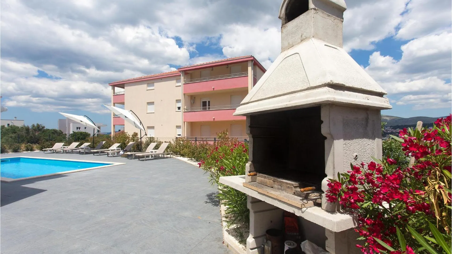 Cozy Apartment In Okrug Gornji With Kitchen تروغير